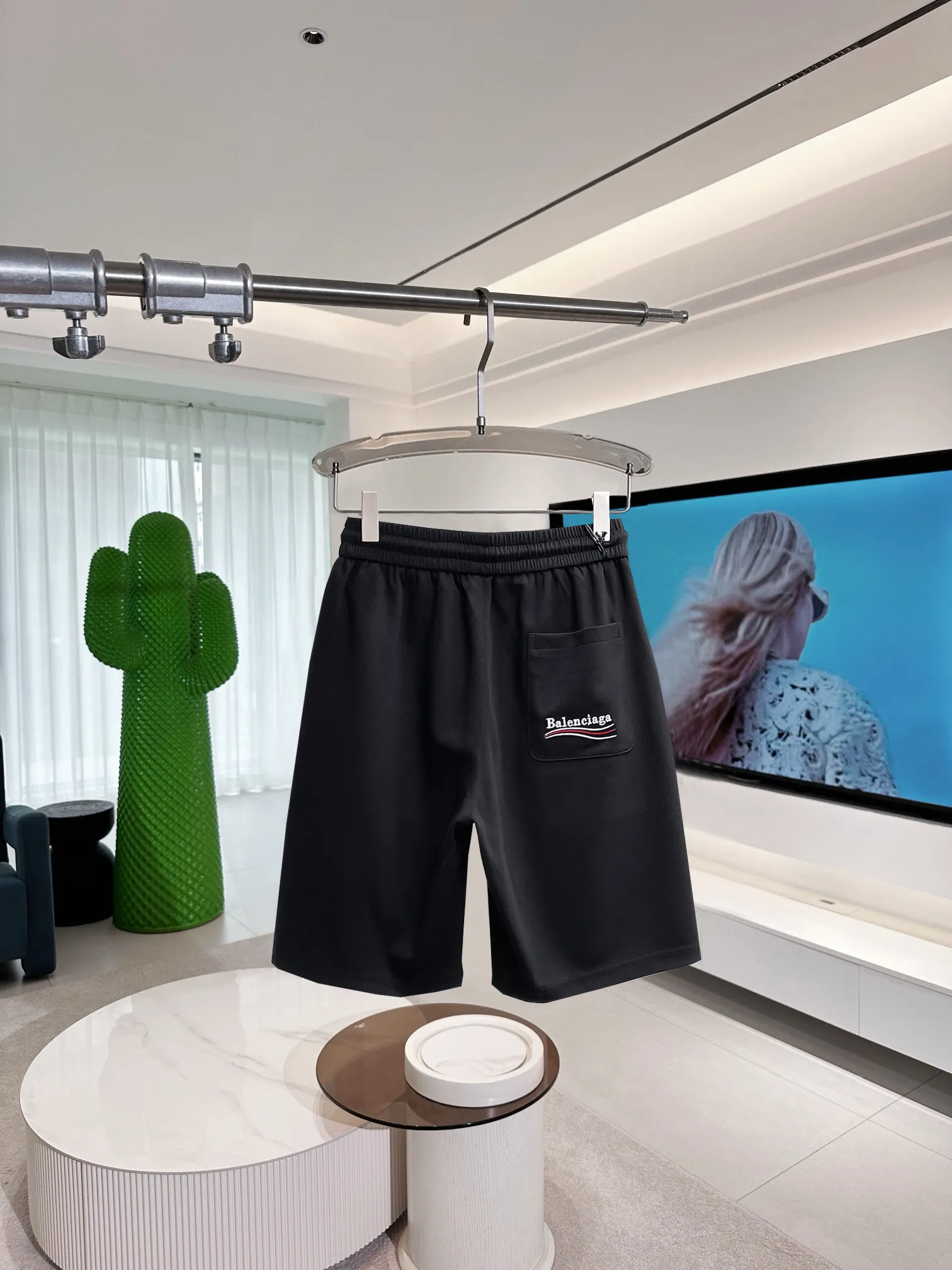 Balenciaga's three-standard complete 2026 summer New Arrival men's casual shorts, advanced custom-made Breathable fabric, Breathable fabric, extremely stretchy and comfortable, impeccable details, top-grade accessories, original logo design concept, delicate and soft feel! The upper body fit is awesome! Size: M-XXXL Please state your height and weight when ordering